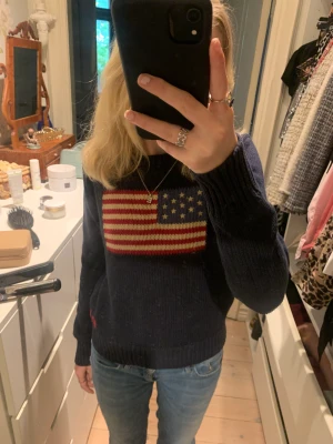 Ralphlauren tröja - tröja med Amerikansk flagga  från Ralph lauren, storlek xl men är mycket mindre i storlek, passar mig som är xs, skriv privat för flera frågor❤️