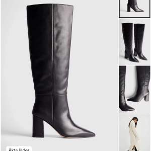 SÖKER dessa ”spetsiga boots i läder med blockhäl” från NA-KD i svart i storlek 37. Kontakta mig gärna om du har de och vill sälja!!!❤️❤️