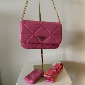 Helt ny Prada dupe - Rosa Prada dupe. Du får med extra axelband och kortplånbok (plånboennär använd) om du vill. 