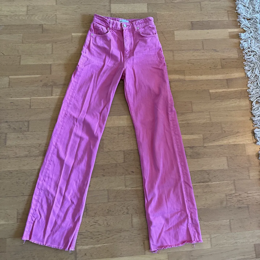 Tryck på ”köp nu” för billig o språbarfrakt 🥰 Rosa jeans från Zara i stl 36. Så stretchiga o sköna. I modellen som man kan klippa benen för att passa alla längder. De är skrynkliga då de legat vikt 💗Lånade bilder från förra ägaren, egna bilder finns. Jeans & Byxor.