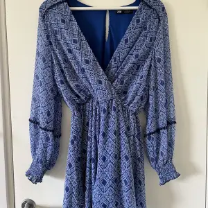 Jättefin blå jumpsuit från Zara i storlek S 💙Använd en gång så i jättefint skick, säljer då den inte kommer till användning 💙Köpt för 199kr men säljer för 170kr, köpare står för frakt men kan också mötas upp 💙