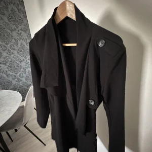 Trenchcoat i svart!  - Bra skick. Nypris:600