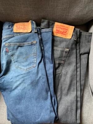 Levis jeans 501 - Levis jeans 2 olika par Ena är lite blåare och andra lite gråare! Gråa paret är i nyskick och blåare 8.5/10. Inga hål eller lagningar på någon av byxorna.  Båda är storlek W30 och L30 Modellen på bild är 175cm Priset är 400kr styck!