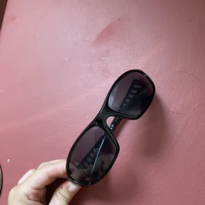 Snabba glajjor - Här har vi ett par snabba solglasögon! Sitter som dom ska, inget fel på dom. 