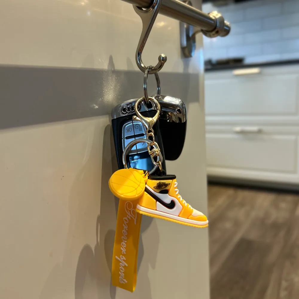Väldesignad nyckelring Jordan 1 i färgen gul (helt ny) . Accessoarer.