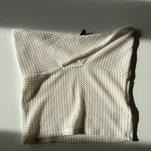 Fin beige topp! 💕 - Jättefin beige topp från H&M i storlek S, endast använd ett fåtal gånger 💕Köpt för 179 kr säljer för 150 kr, köpare står för frakt men kan också mötas upp 💕