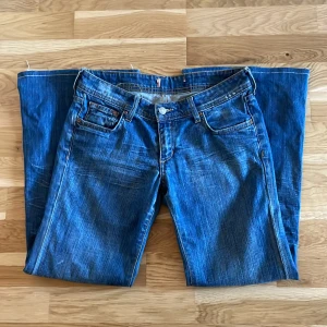 Lågmidjade bootcut  - Suuupersnygga vintage lågmidjade bootcut. Jag kan inte ha dem längre så gamla bilder. Midjan är 40cm tvärs över och innerbenslängden är 70cm 