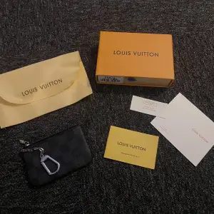 1-1 Replica Louis Vuitton key pouch säljer för kommer inte till användning längre. Mer info och bilder kan fås i DM (Betalning sker via swish endast och priset kan diskuteras)