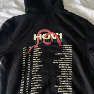 Hov1 hoodie! - Säljer min supersnygga hov1 hoodie som köptes i Malmös under deras sommarturné detta året. Har använts Max 2 ggr och är i nyskick. Köptes för 600kr och säljer för 450-500kr, möjligtvis lite billigare om man är snabb med köpet🫶🏻🩷