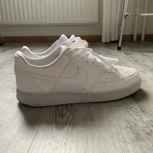 Nike skor  - Säljer ett par Nike Court Vision Low Next Nature då de är för stora för mig! Använda 1-2ggr, i pincrip oanvända. De är i strl 43, innermått 27,5cm. Hör av dig om du har frågor!