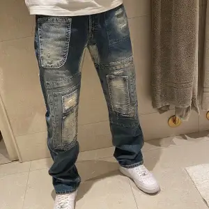 Levi’s 501 vintage jeans storlek W30 L34 modellen är 185 och väger 70kg