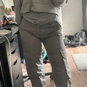 Säljer mina nästan oanvända cargo pants från Gina Tricot. Inte direkt min stil längre därför säljer jag dem. Köpta nypris ca 500 kr. Kom gärna med prisförslag 💕