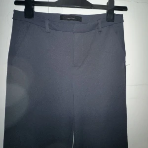 Byxor - Snygga gråa byxor från Vero Moda