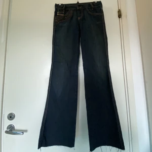 diesel jeans bootcut - rå kant vid ben öppningen och inte super stor bootcut 76 cm runt midjan 95 cm långa
