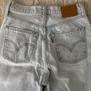 Skit snygga Levi’s ribcage straight ankle jeans som är köpta för 1295kr. Använda fåtalet gånger och är som nya förutom 2 små fläckar som eventuellt kan gå bort i tvätten, se bild 3. Storlek W 26. Säljer för att de tyvärr blivit för små för mig❤️‍🔥⚡️