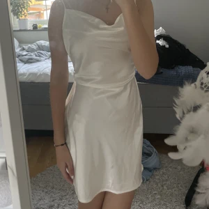Klänning - Säljer denna superfina klänningen från H&M då den inte kommer till användning. Köptes i somras och är fortfarande i bra skick! Finns snören på ryggen då man kan tajta till den om man vill