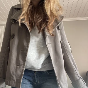 Grön kappa - Så fin grön kort kappa från Zoul! Mycket bra skick! Perfekt till hösten/vintern!