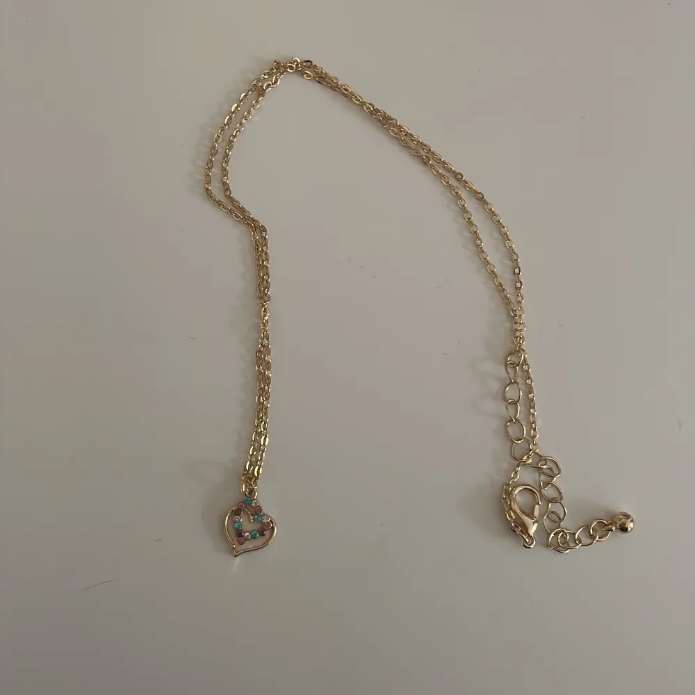 Fint hjärta halsband 💗helt nytt och säljer pg att jag har silversmycken . Accessoarer.