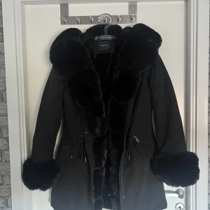 Vinterjacka  - Säljer nu min vinterjacka då det inte är min stil. Extremt varm och skön vinterjacka, pälsen är avtagbar. Den är använd ett fåtal gånger och är köpt på Chelsea i Göteborg. Storlek: M/S Nypris: ca 2000kr Nu: 1000kr men man kan få billigare om man är snabb 