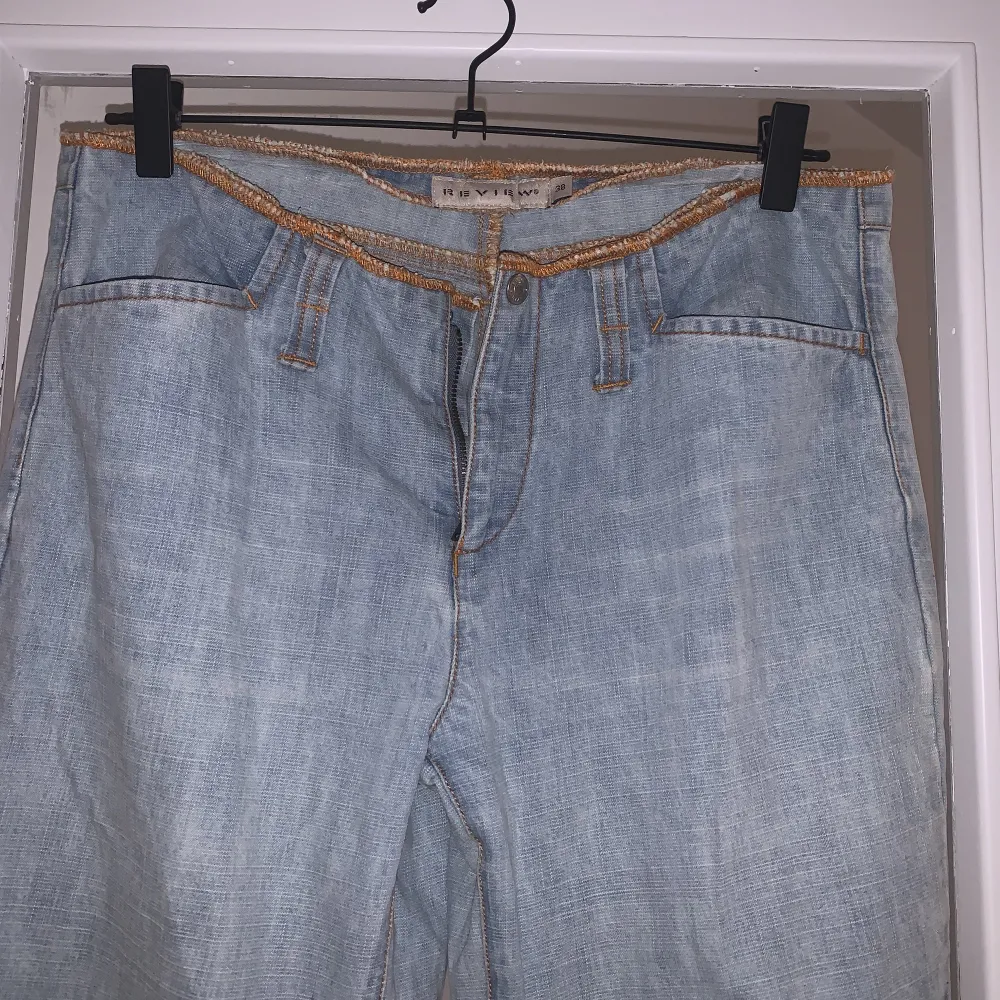 Supersnygga Lågmidjade jeans utan backfickor. Tyvär för små för mig så har inga bilder på. Coola oranga detaljer och supersnygg modell🍄Strl 38 skulle säga passar S. Märke Review. Jeans & Byxor.