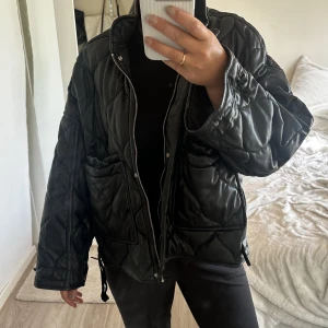 QUILTAD SKINNJACKA - skitsnygg jacka från zara i storlek s, nästan aldrig använd