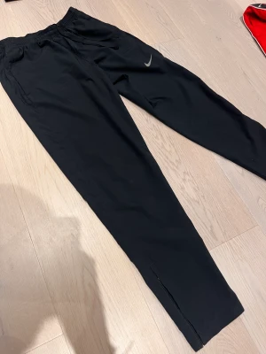 Vindbyxor Nike - Tunna vindbyxor från Nike storlek S Bra skick 