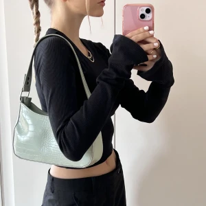 grön väska - så gullig pastellgrön väska från Nelly! den är sparsamt använd och i bra skick. perfekt för att ha över axeln. väskan rymmer allt viktigt 😊 hör av dig om du undrar något! <3