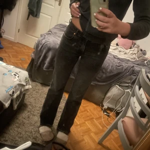 Zara jeans  - Ett par mörkgråa/svarta jeans från Zara. Använda, men är i bra skick✨