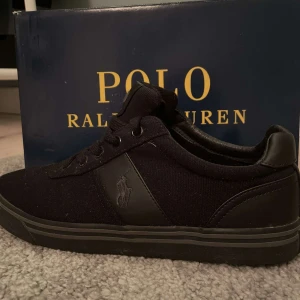 Ralph lauren skor - Feta Ralph lauren skor aldrig använda! Skokartongen medföljer såklart. Säljer dessa skor pågrund av att det va för små på mig. Inga konstigheter med skorna. Köpte skorna för 700kr