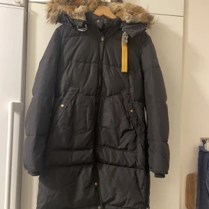 Jacka parajumper - Den är äkta, har haft den länge därefter billig pris!  Vill ba bli av med den.  Storlek S 