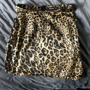 Kjol med leopard mönster  - Kjol i storlek 36, fint skick använd 3 gånger