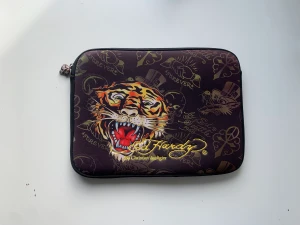 Ed Hardy datorfodral - ❌förra annonsen togs bort❌Assynggy datorfodral från Ed Hardy😍👌 Har små defekter (se sista bilden), men inget man tänker på. Köparen står för frakten. 
