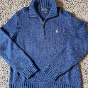 Ralph Lauren half zip - Blå stickad half zip från Ralph Lauren i storlek L. Mycket bra skick! Köpare står för frakt, kan även mötas upp i Stockholm 