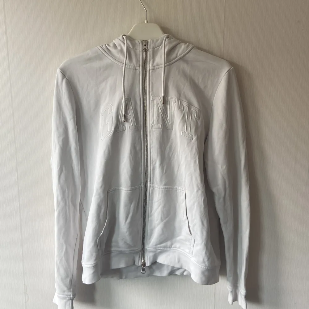 Säljer denna äkta gant zip up lagen är borta på grund av skav skicka för fler bilder skulle säga passar xs och s. Hoodies.