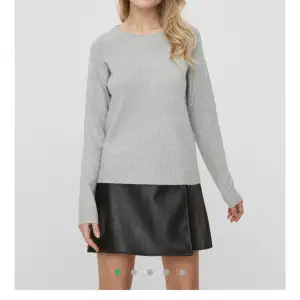 En jättefin grå stickad tröja från Veromoda. Den är i jättefint skick, dock är den lite nopprig vilket är varför jag sänker priset 🤍 Nypris: 249 kr, mitt pris: 120 kr 🥰