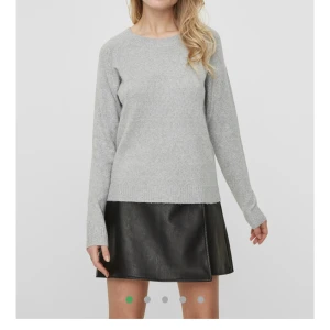 Grå stickad tröja - En jättefin grå stickad tröja från Veromoda. Den är i jättefint skick, dock är den lite nopprig vilket är varför jag sänker priset 🤍 Nypris: 249 kr, mitt pris: 120 kr 🥰