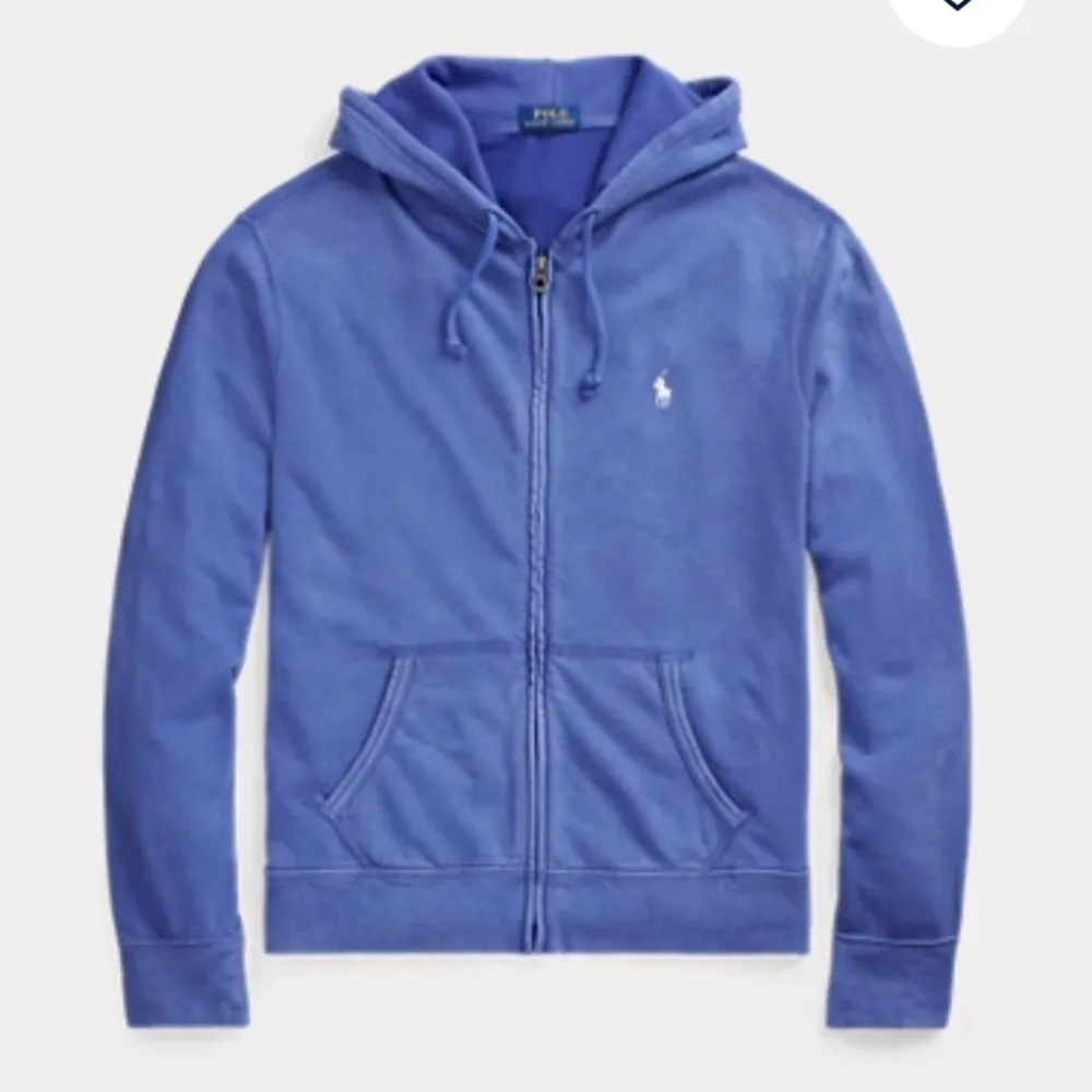 En Ralph lauren zip i fint skick i tunnt o sköntmaterial med Scan så man kan veta att den är äkta, kom gärna med frågor!🙏💯. Tröjor & Koftor.