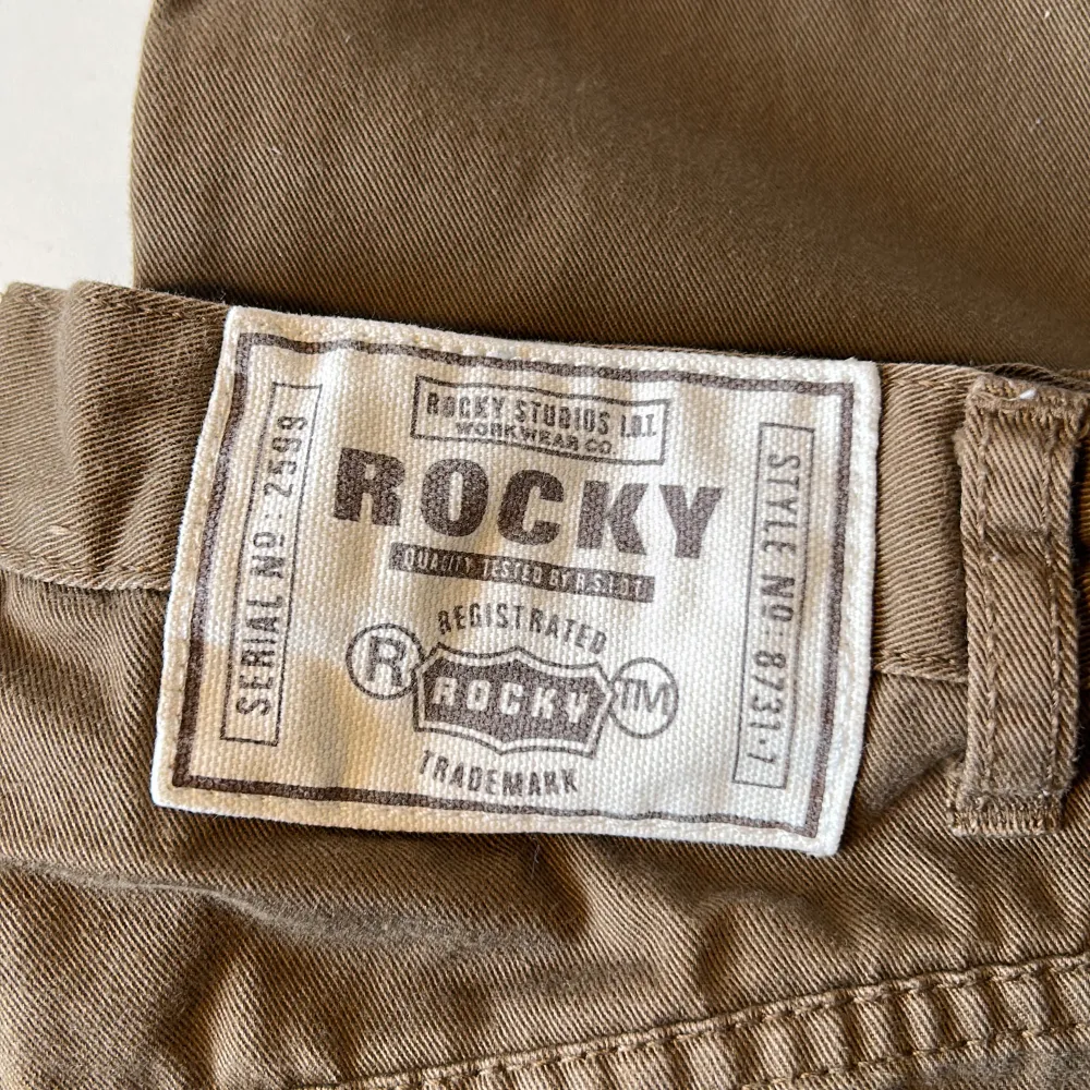 Bruna jeans från 90-tals märket Rocky.  Dessa är mid-waisted med en straight fit.   (W:29 L:30) . Jeans & Byxor.