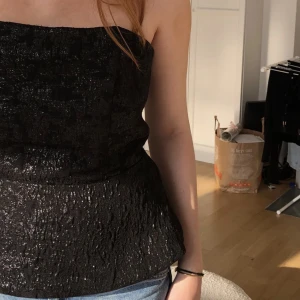 Svart topp - Topp från H&M köpt i Paris🖤Det är en storlek 40 men den sitter som en S/36. Strukturerat material. Dragkedja på sidan av toppen. Inga band