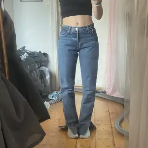 Säljer dessa supersnygga jeans från zara då dom är lite för långa för mig (164) och inte riktigt har passformen jag är ute efter :) dom är klippta lite kortare sen innan men ville inte ta mer på längden då jag ändå inte använder dom! 