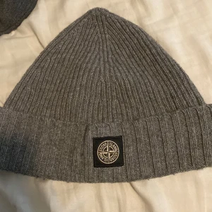 Stone island mössa - Säljer en fett Stone island mössa inte använd mycket skick 9/10 nypris 1599