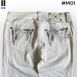 MissMe jeans i model Boot 💜 Tag 27W 💜Midja (rakt över) 37cm 💜 Innerben 78cm 💜 Ytterben 100cm 💜 Benöppning 22cm 💜 Fläckar på fram & baksida 💜Våra mått blir W=29 och L=30 💜 Men jämför alltid måtten med dina bästa jeans💜