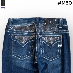 M50 lågmidjade bootcut missme jeans  - MissMe jeans i model Boot 💜 Tag 30W 💜Midja (rakt över) 38cm 💜 Innerben 76cm 💜 Ytterben 102cm 💜 Benöppning 23cm 💜 saknar plupp på tag och stenar, fläckar på framsida  💜Våra mått blir W=29 och L=29 💜 Men jämför alltid måtten med dina bästa jeans💜M50