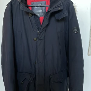 Tommy hilfiger jacka - ganska gammal, används inte längre. Är i bra skick och i storlek L 