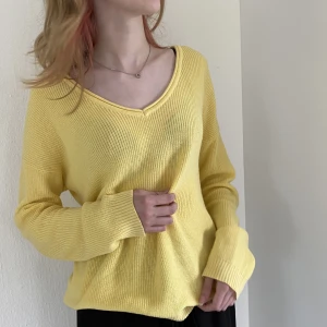 Gul tröja - Mycket fin stickad tröja från Vera Moda. Endast använd en gång och är i mycket bra skick.