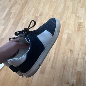 Valentino flycrew  - Tja! Säljer mina valentino flycrew i den populära och sällsynta färgen ”navy” då de blivit lite försmå. Skorna är i riktigt bra skick med alla nitar kvar. De är storlek 41,5 men sitter större. Byten mot andra flycrews i större storlek är även intressant!