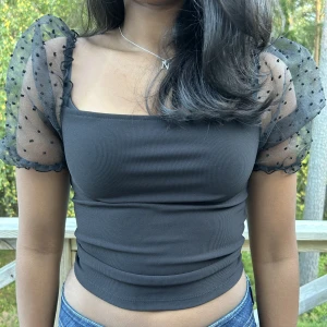 Svart topp - En svart topp med ”puff armar” från newyorker. Använd fåtal gånger🤍
