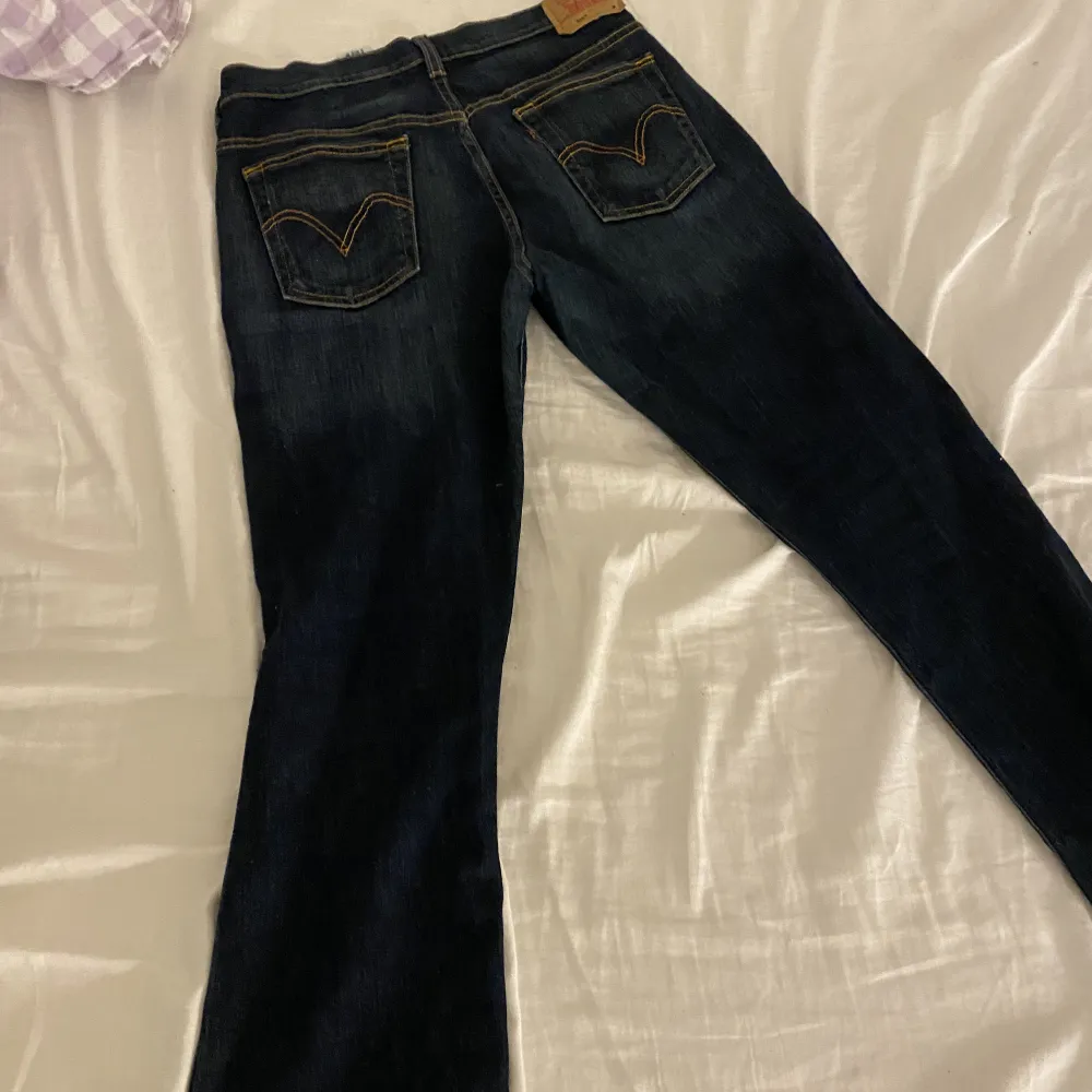 Säljer pågrund av att jag behöver pengar. Ett par fina lossnat jeans som har använts några gånger. Riktiga Levis. Nypris 1000❤️ pris kan såklart diskuteras☺️. Jeans & Byxor.