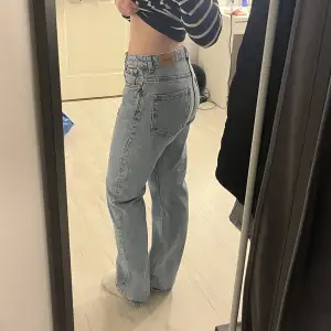 Snygga raka blå jeans från Weekday i modellen Voyage! Storlek 27/32 vilket motsvarar ungefär en 38, perfekta i längden på mig som är ca 165cm! Nypris: 500kr
