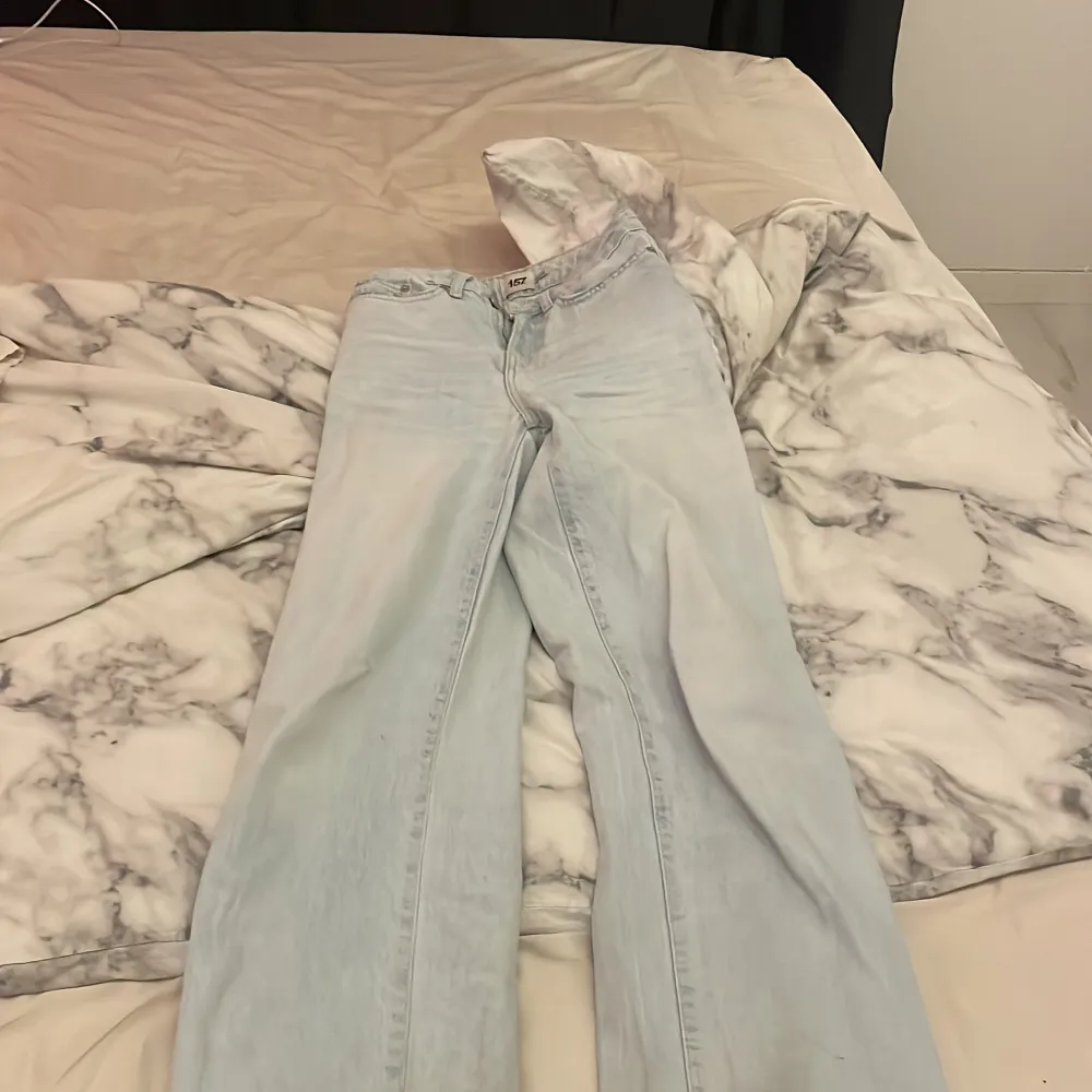 Ljus blåa jeans ifrån Lager 157 storlek XXS, använda ungefär 3-4 gånger. . Jeans & Byxor.
